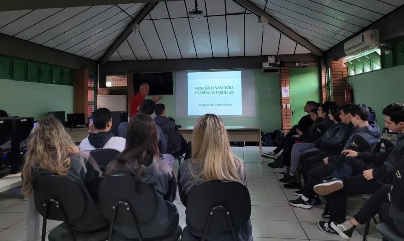 Unesc prepara alunos de escolas da região para a cidadania financeira