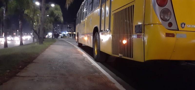 Pneu de ônibus estoura e deixa trânsito lento na avenida Centenário