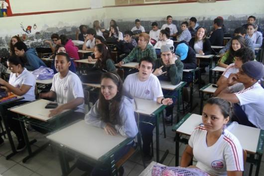 No bairro Próspera, estudantes fazem protesto contra Raimundo Colombo