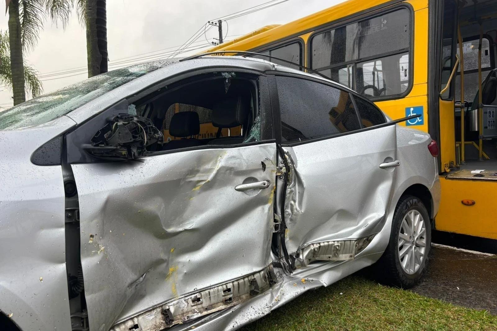 Fotos: amarelinho colide contra carro na avenida Centenário, em Criciúma