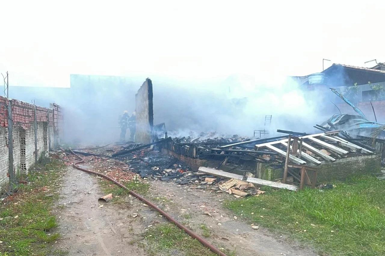 Residência que vítima de feminicídio foi encontrada morta é destruída por incêndio
