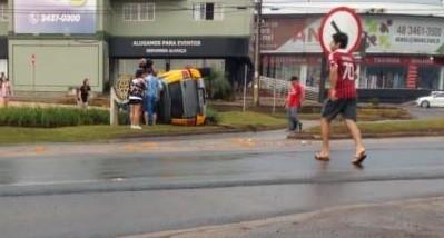 Saída de pista seguida de tombamento é registrada na SC-445