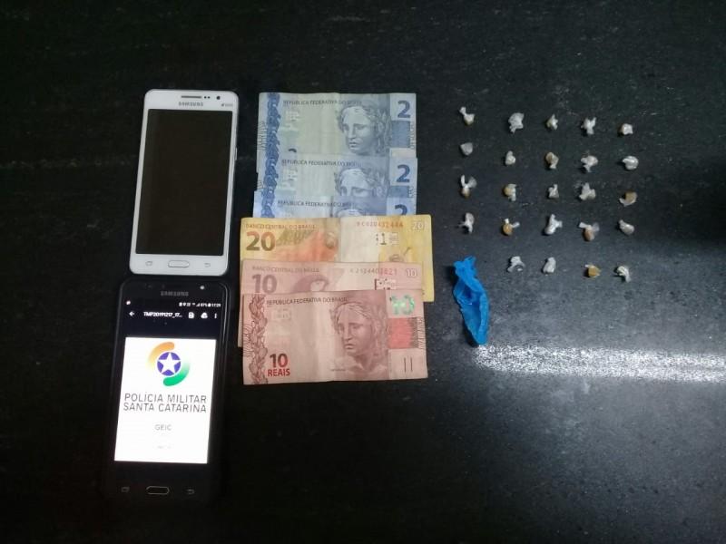 Polícia Militar apreende adolescente por tráfico de drogas em Içara
