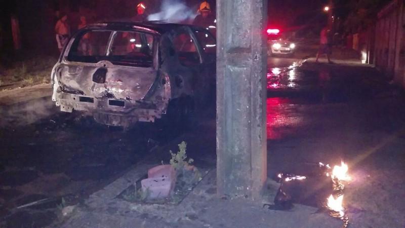 Veículo estacionado na frente de casa de proprietário é incendiado 