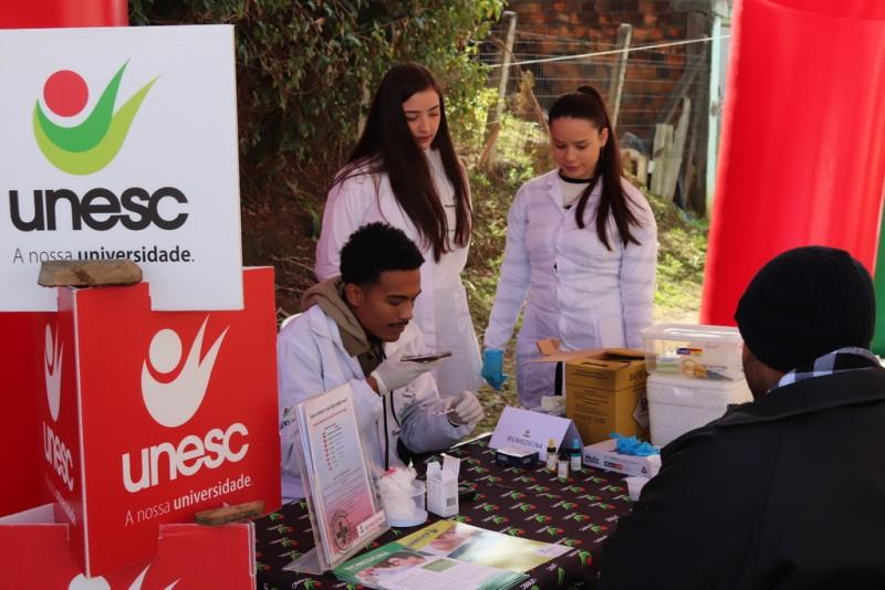 Acadêmicos dos cursos da área da saúde da Unesc participam de atividade no bairro Cristo Redentor