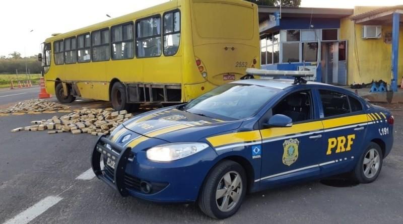 PRF apreende ônibus com placas de Laguna com 1.8 toneladas de maconha no Paraná