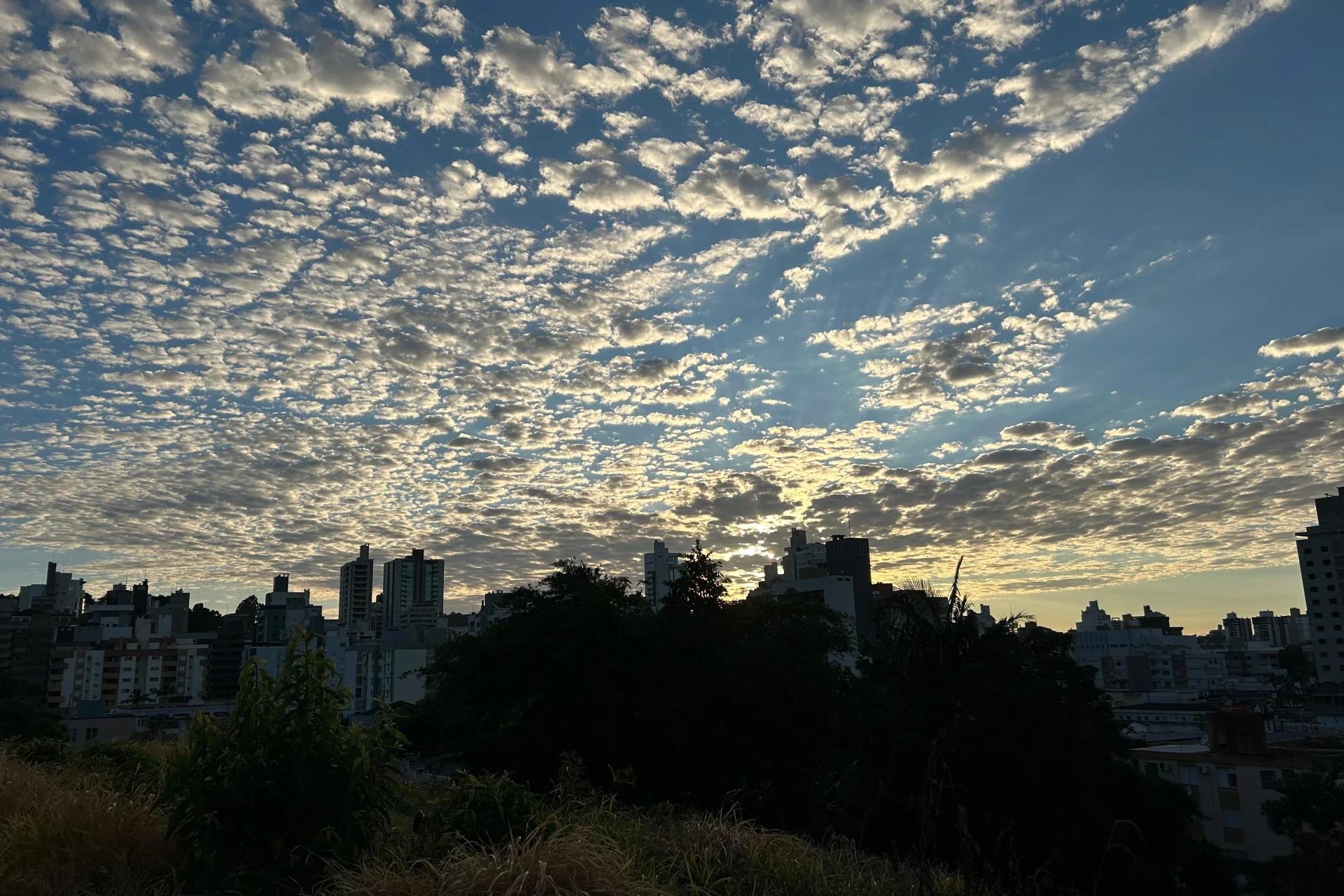 Sábado tem predomínio de sol entre nuvens na região carbonífera