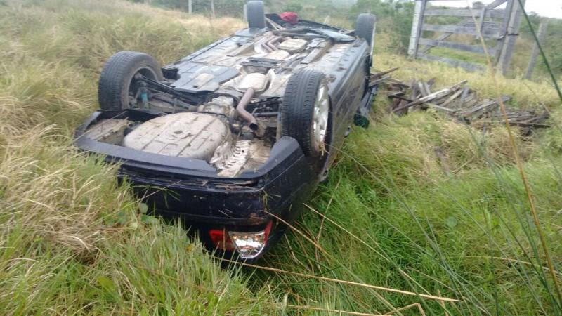 Carro capota após sair da pista na SC-100
