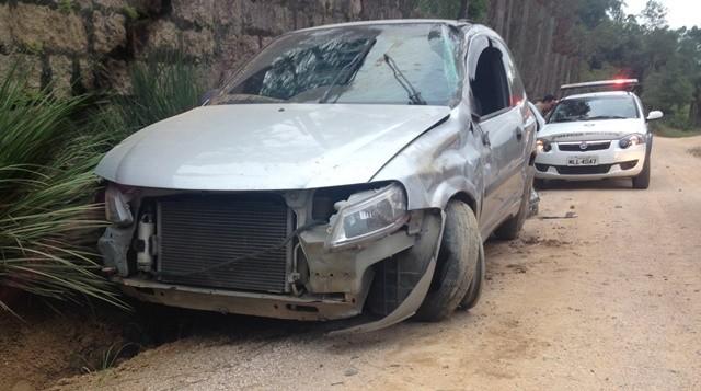 Jovem é arremessada para fora do carro