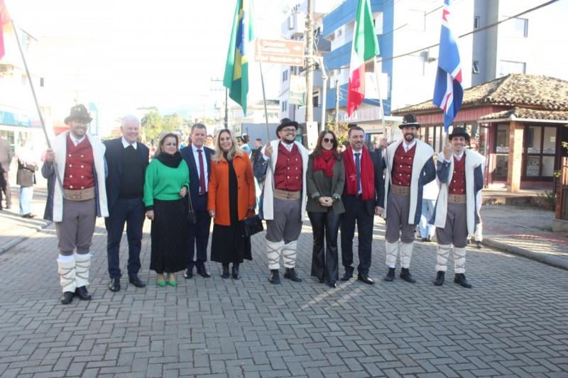 Com a presença do governador Carlos Moisés, mais de 30 famílias desfilam em Nova Veneza