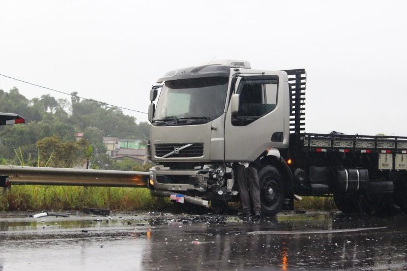 Colisão entre carro e caminhão deixa motorista ferido em Criciúma