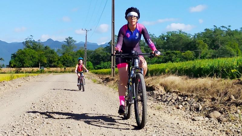 Mãe começa a pedalar após incentivo da filha de oito anos