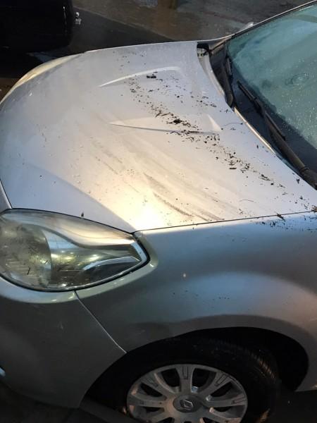 Chuva alaga rua e deixa carros embaixo d’água em Criciúma