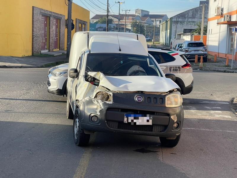 Carro-forte e veículo colidem em cruzamento do bairro Pinheirinho, em Criciúma