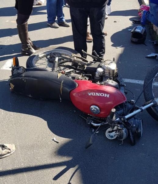 Acidente entre carro e motocicleta deixa duas pessoas feridas no Centro de Orleans