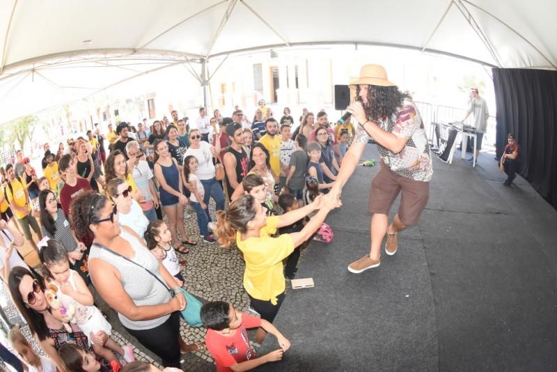 Cortejo e show nacional encerram Festival de Teatro Revirado  