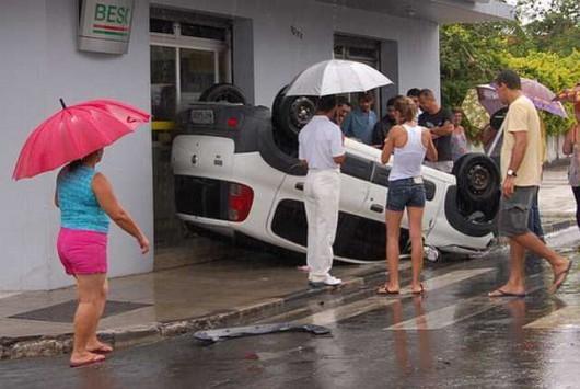 Capotagem diante do Banco do Brasil
