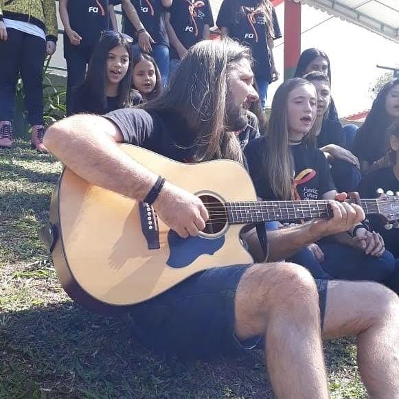 Campanha entre amigos visa ajudar maestro de corais de Içara e Criciúma