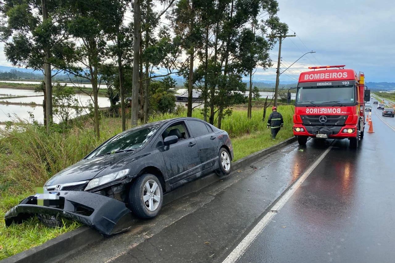 Veículo sai da pista e fica suspenso sobre meio-fio em Içara