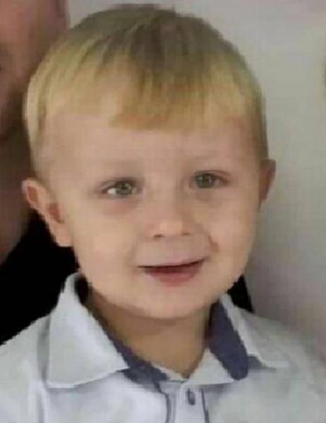 Criança morre atropelada após avó engatar marcha à ré