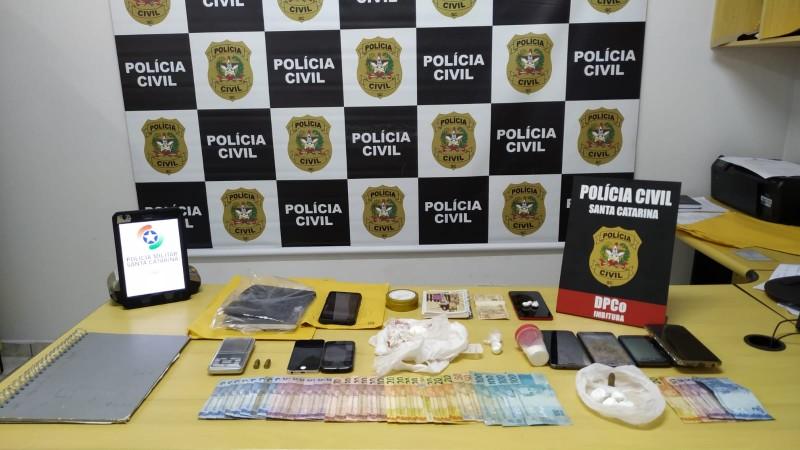 Suspeito de liderar tráfico de drogas em bairro de Imbituba é preso durante operação policial 