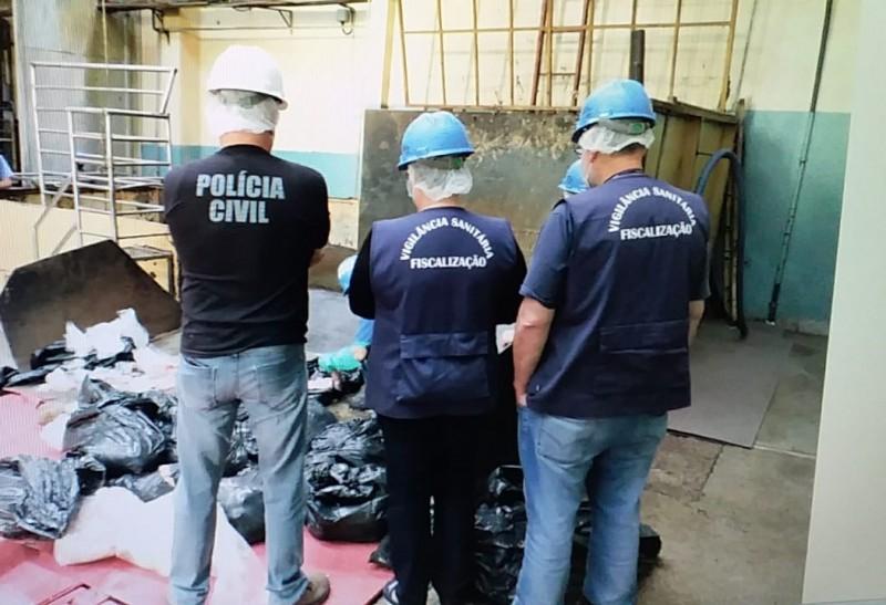 Polícia Civil apreende mais de 400kg de carnes impróprias para consumo em mercado 