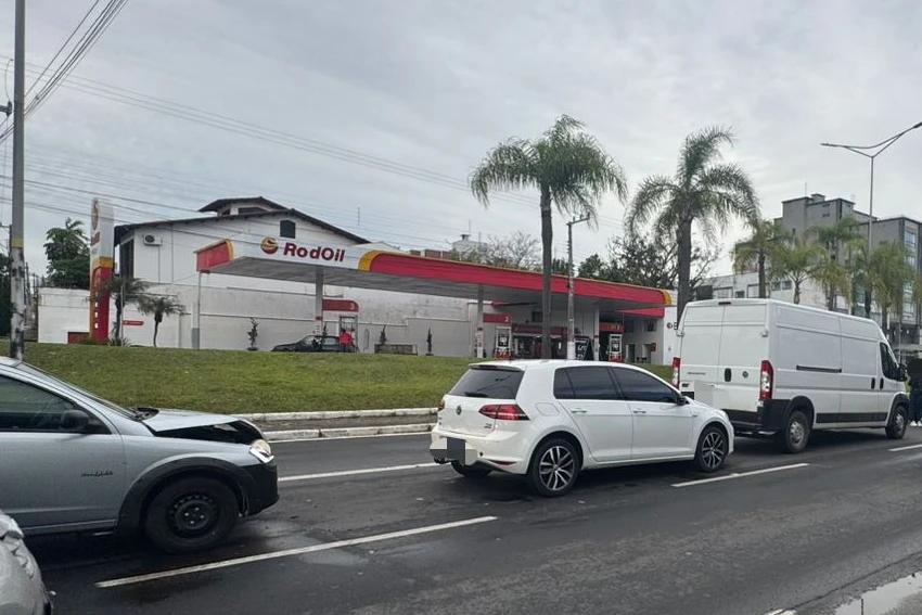 Acidente envolvendo quatro carros complica o trânsito na avenida Centenário em Criciúma