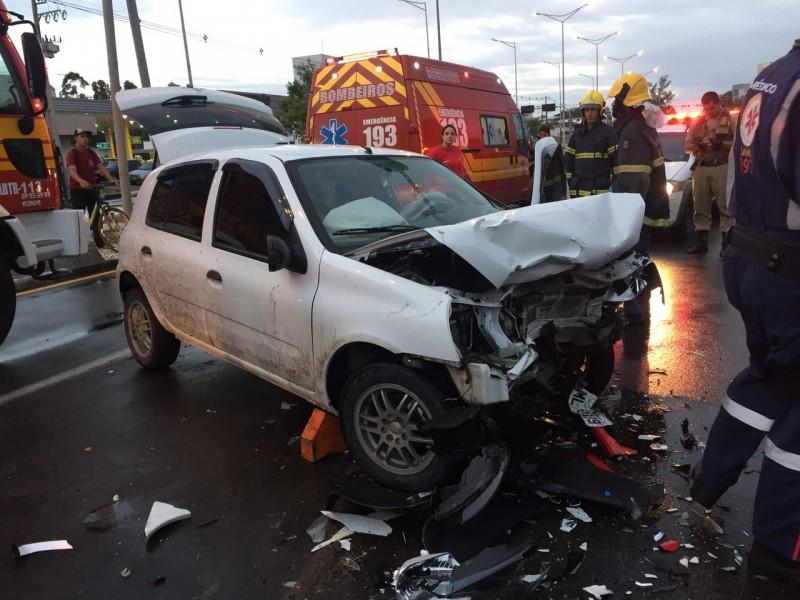 Após colisão frontal, condutor fica prensado dentro de veículo na Av. Centenário