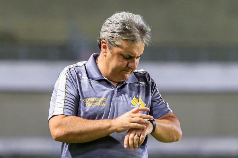  'O árbitro foi decisivo no placar', declara Gilson Kleina