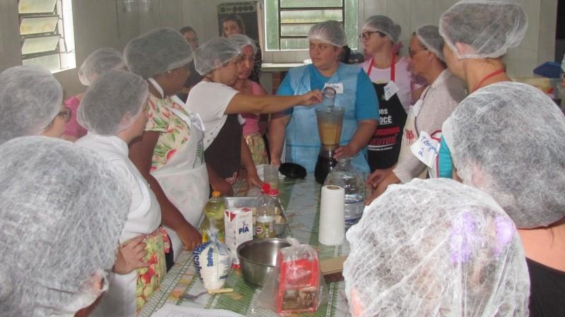 Grupo de mulheres participa de curso sobre comercialização de alimentos