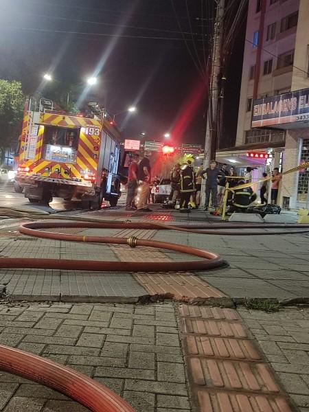 Apartamento pega fogo e mobiliza bombeiros em Criciúma 
