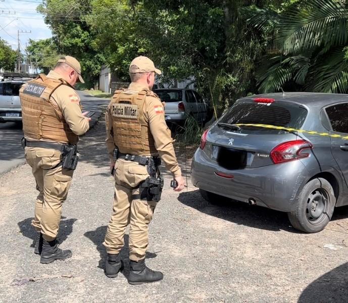 Carro usado durante assalto em joalheria de shopping é encontrado abandonado