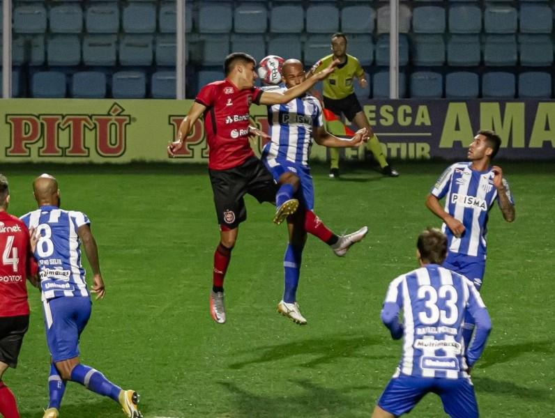 Zagueiro Alan Dias está em Criciúma para fechar com o Tigre