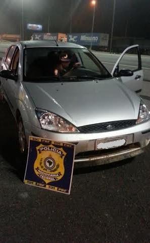 Homens empreendem fuga na BR-101, colidem em mureta e um foge              