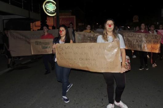 Jovens se manifestam em defesa da educação em Içara