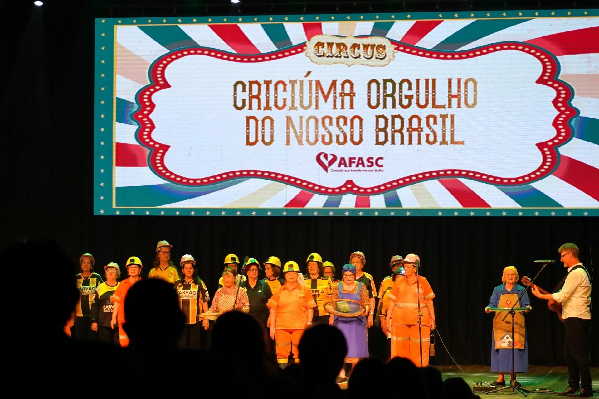 Show de Talentos da Afasc: terceira idade encanta com alegria e emoção no Teatro Elias Angeloni