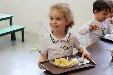 Projeto “self service” dá autonomia para alunos da educação infantil