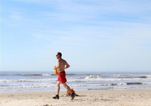 Gosta de caminhar na praia? Siga as dicas