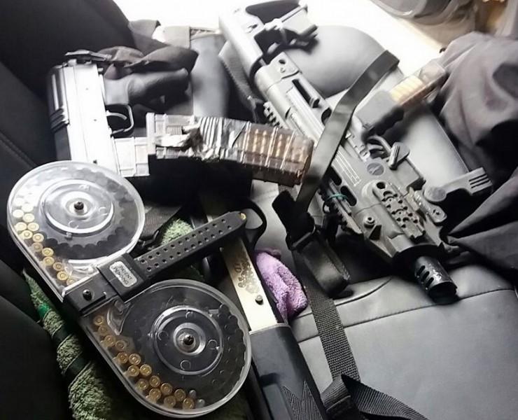 Carro é abandonado com explosivo e armas perto de shopping