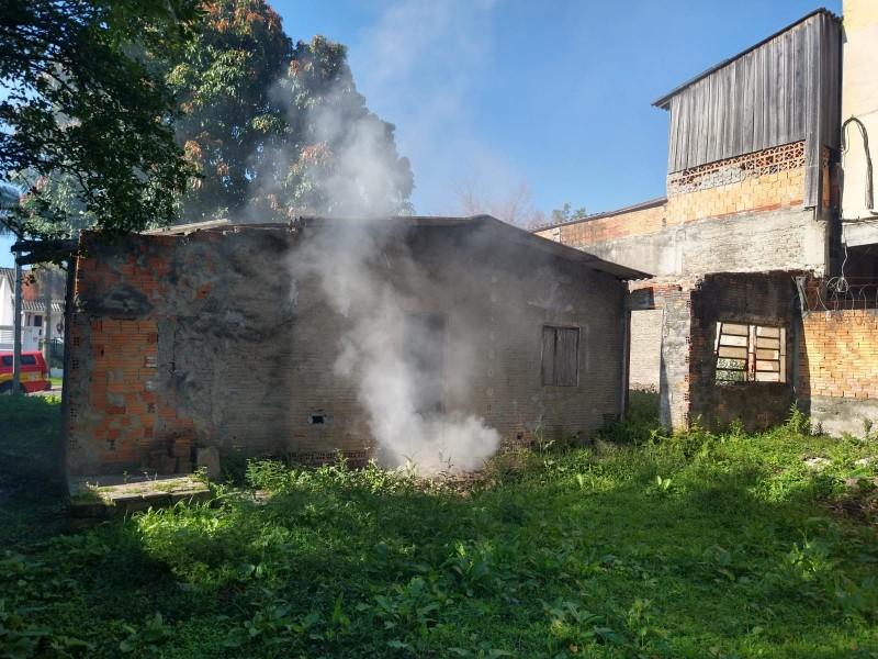 Princípio de incêndio é registrado em residência abandonada há anos