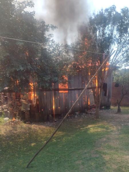 Incêndio em casa mobiliza Corpo de Bombeiros em Criciúma
