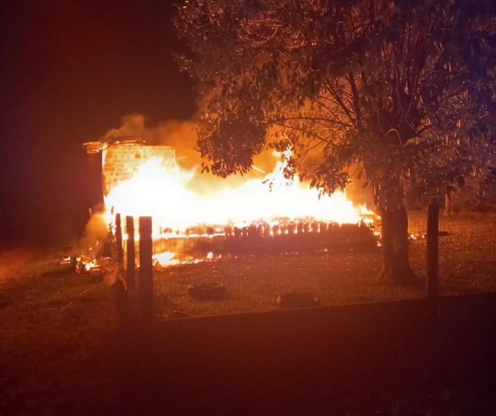 Casa é destruída por incêndio em Balneário Gaivota