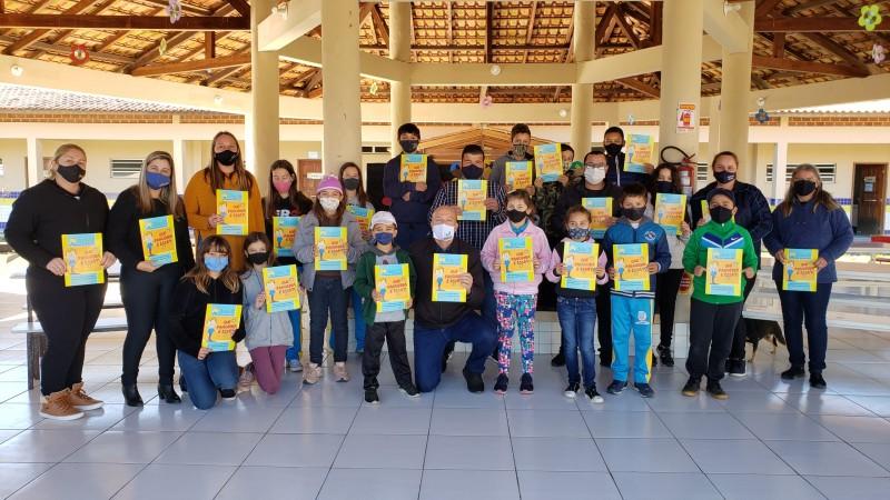 Cartilha educativa e de orientação contra Covid-19 é entregue aos alunos