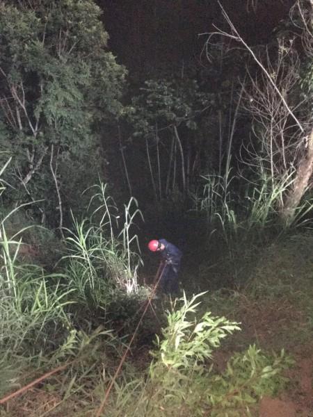 Carro sai da pista, capota e cai em ribanceira de aproximadamente 60 metros