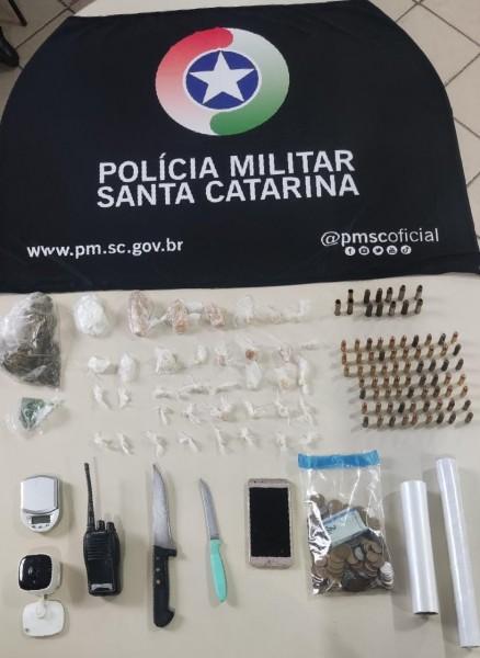 Com auxílio do cão faro, PM apreende drogas em Criciúma