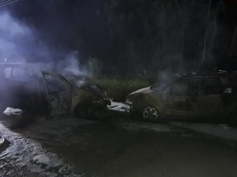 Após colisão, veículos são destruídos por incêndio em Araranguá 