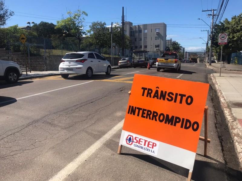 Prefeitura de Criciúma realiza obras na rua Desembargador Pedro Silva e trânsito está em meia pista 