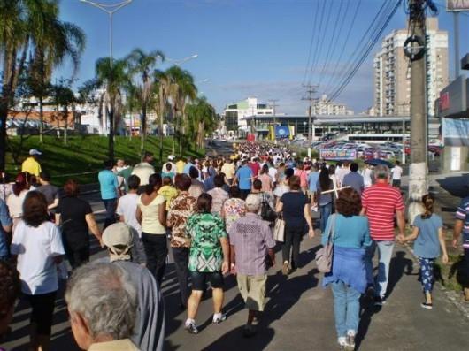 Jovens e adultos participam da Caminhada da Penitência, em Criciúma