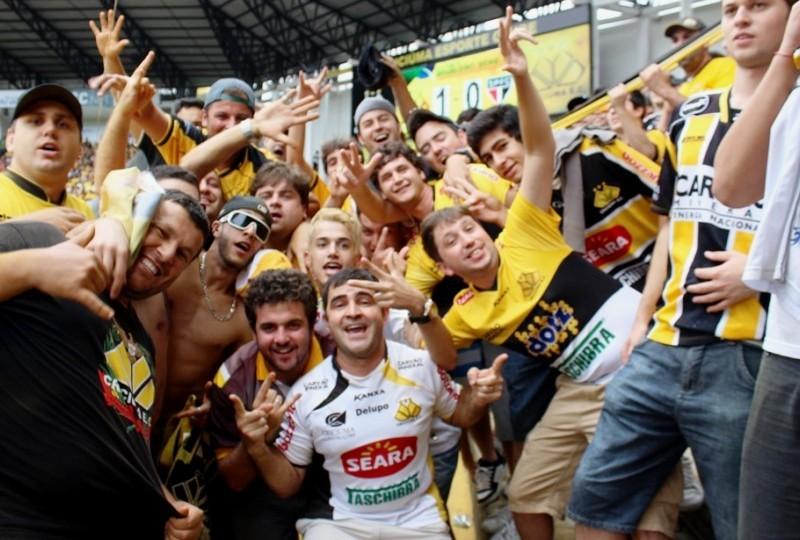 Galera tricolor dá show na vitória do Tigre