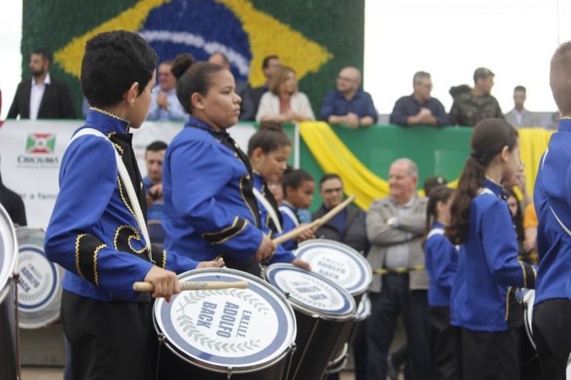 Mesmo com chuva, desfile cívico-militar do Rio Maina traz homenagens ao Dia da Independência